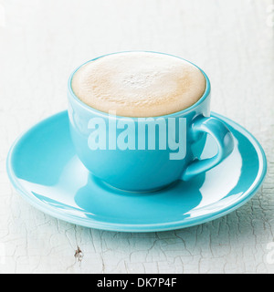 Cappuccino dans la tasse de café bleu Banque D'Images