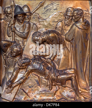 Anvers, Belgique - 5 SEPTEMBRE : Jésus est cloué à la croix. Soulagement de métal ou st Joriskerk. George church Banque D'Images