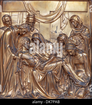 Anvers, Belgique - 5 SEPTEMBRE : soulagement de la Pieta de métal ou st Joriskerk. George church dans le cadre du cycle de façon croisée Banque D'Images