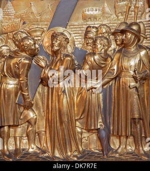 Anvers, Belgique - 5 SEPTEMBRE : Simon de Cyrène aide Jésus à porter sa croix. Dans le cadre de secours en métal façon cross randonnée Banque D'Images
