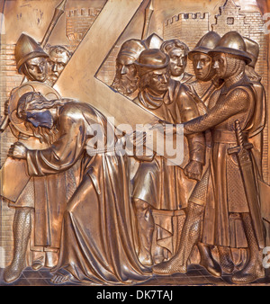 Anvers, Belgique - 5 SEPTEMBRE : Simon ou Simon de Cyrène aide Jésus à porter la croix. Soulagement de métal Joriskerk Banque D'Images