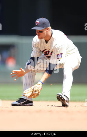 29 juin 2011 - Minneapolis, Minnesota, États-Unis - le deuxième but des Twins de Minnesota Matt Tolbert (20) Les champs d'un putout dans la partie de baseball entre les Dodgers de Los Angeles contre Minnesota Twins match de baseball à champ cible à Minneapolis, MN. Les Jumeaux a gagné 1-0. (Crédit Image : © Steve/Kotvis ZUMAPRESS.com) Southcreek/mondial Banque D'Images