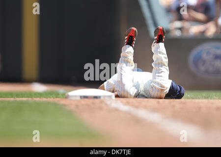 29 juin 2011 - Minneapolis, Minnesota, États-Unis - shortstopTsuyoshi Nichioka Twins de Minnesota (1) est loin d'être putout d'abord dans la partie de baseball entre les Dodgers de Los Angeles contre Minnesota Twins à champ cible à Minneapolis, MN. Les Jumeaux a gagné 1-0. (Crédit Image : © Steve/Kotvis ZUMAPRESS.com) Southcreek/mondial Banque D'Images