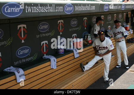 29 juin 2011 - Minneapolis, Minnesota, États-Unis - le deuxième but des Twins de Minnesota Alexi Casilla (12) fait ses étirements avant-match au Dodgers de Los Angeles contre Minnesota Twins match de baseball à champ cible à Minneapolis, MN. Les Jumeaux a gagné 1-0 (Image Crédit : © Steve/Kotvis ZUMAPRESS.com) Southcreek/mondial Banque D'Images