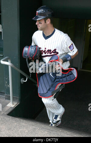 29 juin 2011 - Minneapolis, Minnesota, États-Unis - Minnesota Twins catcher Joe Mauer (7) transporte son équipement vers l'étang-réservoir dans le pré-jeu les Dodgers de Los Angeles contre Minnesota Twins match de baseball à champ cible à Minneapolis, MN. Les Jumeaux a gagné 1-0. (Crédit Image : © Steve/Kotvis ZUMAPRESS.com) Southcreek/mondial Banque D'Images