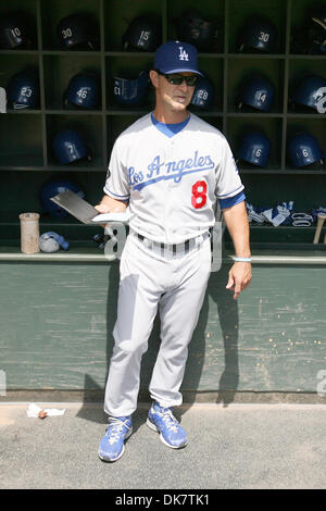 29 juin 2011 - Minneapolis, Minnesota, États-Unis - Los Angeles Dodgers manager Don Mattingly (8) vérifie son lineup à les Dodgers de Los Angeles contre Minnesota Twins match de baseball à champ cible à Minneapolis, MN. Les Jumeaux a gagné 1-0. (Crédit Image : © Steve/Kotvis ZUMAPRESS.com) Southcreek/mondial Banque D'Images