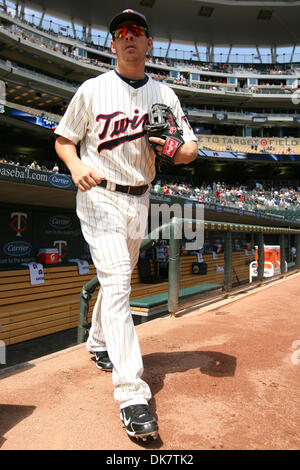 29 juin 2011 - Minneapolis, Minnesota, États-Unis - Minnesota Twins de troisième but Danny Valencia (19) monte sur le terrain dans le pré-jeu les Dodgers de Los Angeles contre Minnesota Twins match de baseball à champ cible à Minneapolis, MN. Les Jumeaux a gagné 1-0. (Crédit Image : © Steve/Kotvis ZUMAPRESS.com) Southcreek/mondial Banque D'Images