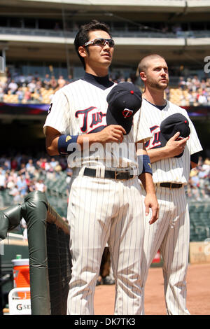 29 juin 2011 - Minneapolis, Minnesota, États-Unis - Minnesota Twins shortstop Tsuyoshi Nishioka (à gauche) avec son coéquipier pour l'avant-match de les Dodgers de Los Angeles contre Minnesota Twins match de baseball à champ cible à Minneapolis, MN. Les Jumeaux a gagné 1-0. (Crédit Image : © Steve/Kotvis ZUMAPRESS.com) Southcreek/mondial Banque D'Images