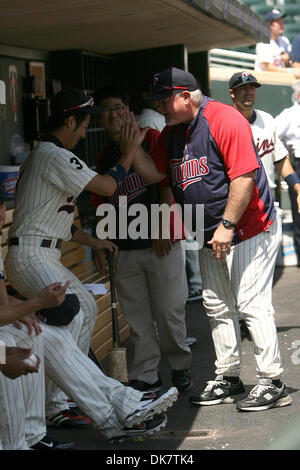 29 juin 2011 - Minneapolis, Minnesota, États-Unis - Minnesota Twins manager Ron Gardenhire (droite) aspire l'arrêt-court Tsuyoshi Nishioka (à gauche) à les Dodgers de Los Angeles contre Minnesota Twins match de baseball à champ cible à Minneapolis, MN. Les Jumeaux a gagné 1-0. (Crédit Image : © Steve/Kotvis ZUMAPRESS.com) Southcreek/mondial Banque D'Images