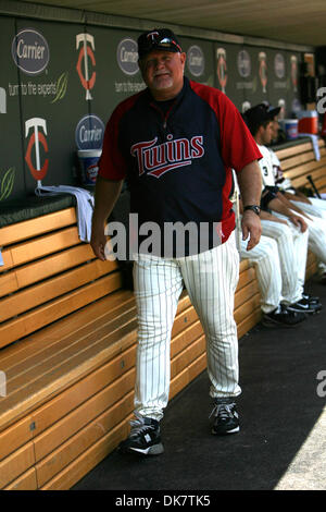 29 juin 2011 - Minneapolis, Minnesota, États-Unis - Minnesota Twins manager Ron Gardenhire se prépare pour jouer à les Dodgers de Los Angeles contre Minnesota Twins match de baseball à champ cible à Minneapolis, MN. Les Jumeaux a gagné 1-0. (Crédit Image : © Steve/Kotvis ZUMAPRESS.com) Southcreek/mondial Banque D'Images