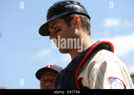 29 juin 2011 - Minneapolis, Minnesota, États-Unis - Minnesota Twins catcher Joe Mauer (7) fonde l'appelant le jeu avec l'entraîneur des lanceurs Rick Anderson, les Dodgers de Los Angeles contre Minnesota Twins match de baseball à champ cible à Minneapolis, MN. Les Jumeaux a gagné 1-0. (Crédit Image : © Steve/Kotvis ZUMAPRESS.com) Southcreek/mondial Banque D'Images