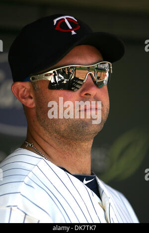 29 juin 2011 - Minneapolis, Minnesota, États-Unis - Minnesota Twins Michael Cuddyer fielder droit (5) analyse le terrain avant que les Dodgers de Los Angeles contre Minnesota Twins match de baseball à champ cible à Minneapolis, MN. Les Jumeaux a gagné 1-0 (Image Crédit : © Steve/Kotvis ZUMAPRESS.com) Southcreek/mondial Banque D'Images