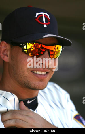 29 juin 2011 - Minneapolis, Minnesota, États-Unis - Minnesota Twins de troisième but Danny Valencia (19) analyse le terrain avant que les Dodgers de Los Angeles contre Minnesota Twins match de baseball à champ cible à Minneapolis, MN. Les Jumeaux a gagné 1-0 (Image Crédit : © Steve/Kotvis ZUMAPRESS.com) Southcreek/mondial Banque D'Images