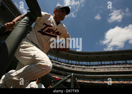 29 juin 2011 - Minneapolis, Minnesota, États-Unis - Minnesota Twins Michael Cuddyer fielder droit (5) les taxes sur le terrain pour lancer les Dodgers de Los Angeles contre Minnesota Twins match de baseball à champ cible à Minneapolis, MN. Les Jumeaux a gagné 1-0 (Image Crédit : © Steve/Kotvis ZUMAPRESS.com) Southcreek/mondial Banque D'Images