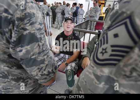 30 juin 2011 - Memphis, Tennessee, États-Unis - New York Air National Guard Le Sergent Russell LOGAN (au centre) est accueilli par les membres de sa 164e Airlift Wing à l'Aéroport International de Memphis pour son premier voyage à l'accueil après avoir perdu la partie inférieure de la jambe gauche tout en appuyant sur l'explosion d'une bombe en Afghanistan. (Crédit Image : © Mark Weber/l'appel Commercial/ZUMAPRESS.com) Banque D'Images