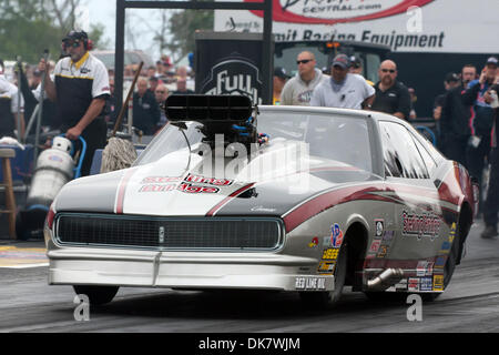 25 juin 2011 - Norwalk, Ohio, États-Unis - Danny Rowe (# 2) participe à des pro Mod lors du cinquième Sommet annuel de l'équipement de course NHRA tiers à l'équipement de course Sommet Motorsports Park à Norwalk OH. (Crédit Image : © Frank Jansky/global/ZUMAPRESS.com) Southcreek Banque D'Images