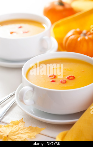 Soupe de potiron au bol blanc Banque D'Images