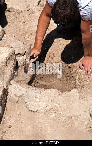 Les archéologues travaillant à une fouille à Athènes Banque D'Images