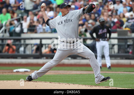 3 juillet 2011 - Flushing, New York, États-Unis - le lanceur partant des Yankees de New York Freddy Garcia (36) emplacements pendant la première manche contre les Mets de New York au Citi Field, rinçage, dans l'état de crédit (Image : © Debby Wong/ZUMAPRESS.com) Southcreek/mondial Banque D'Images