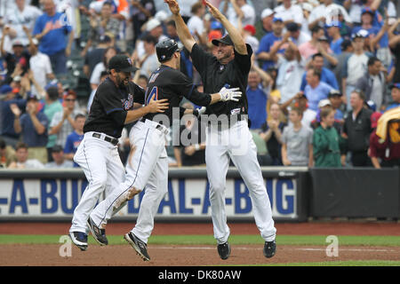 3 juillet 2011 - Flushing, New York, États-Unis - New York Mets champ centre Jason Pridie (20) (à gauche) et New York Mets le lanceur partant Jonathon Niese (49) (à droite) félicitent le voltigeur des Mets de New York, Jason Bay (44) (centre) après avoir conduit dans le jeu, touché lors de la 10e manche contre les Yankees de New York au Citi Field, rinçage, NY. Mets défait les Yankees 3-2 Banque D'Images