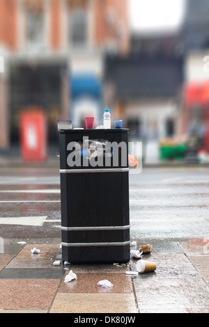Corbeille noire dans la rue. Banque D'Images