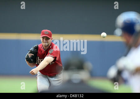 6 juillet 2011 - Milwaukee, Wisconsin, États-Unis - Arizona Diamondbacks lanceur droitier Joe Paterson # 47 offre un emplacement dans le jeu. Paterson ramassé la perte en relief. Les Milwaukee Brewers défait les Diamondbacks de l'Arizona 3-1 au Miller Park de Milwaukee. (Crédit Image : © John Fisher/ZUMAPRESS.com) Southcreek/mondial Banque D'Images