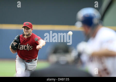 6 juillet 2011 - Milwaukee, Wisconsin, États-Unis - Arizona Diamondbacks lanceur droitier Joe Paterson # 47 offre un emplacement dans le jeu. Paterson ramassé la perte en relief. Les Milwaukee Brewers défait les Diamondbacks de l'Arizona 3-1 au Miller Park de Milwaukee. (Crédit Image : © John Fisher/ZUMAPRESS.com) Southcreek/mondial Banque D'Images
