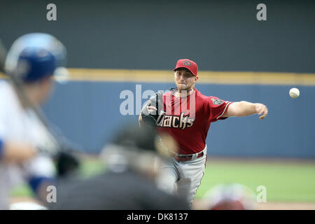 6 juillet 2011 - Milwaukee, Wisconsin, États-Unis - Arizona Diamondbacks lanceur droitier Joe Paterson # 47 offre un emplacement dans le jeu. Paterson ramassé la perte en relief. Les Milwaukee Brewers défait les Diamondbacks de l'Arizona 3-1 au Miller Park de Milwaukee. (Crédit Image : © John Fisher/ZUMAPRESS.com) Southcreek/mondial Banque D'Images