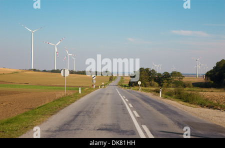 Éoliennes et paysage d'automne avec la route de l'est Autriche Banque D'Images