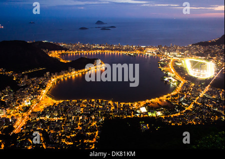 Vue de nuit sur la lagune Rodrigo de Freitas, bordé par les quartiers de Copacabana, Ipanema, Leblon, le vea, Jardim GÃ¢BotÃ nico Banque D'Images