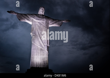 Le Christ Rédempteur est une statue de Jésus Christ à Rio de Janeiro (Brésil), considérée comme la plus grande statue Art Déco dans le monde Banque D'Images