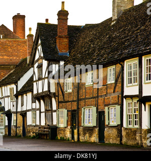 Maisons médiévales à pans de bois, une fois appartenant à des marchands de laine, dans le joli village historique de Lacock dans le Wiltshire. Banque D'Images