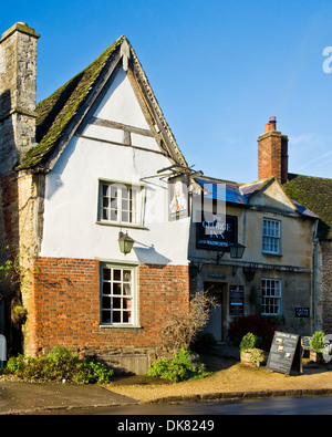 Un vieux pub anglais, le George Inn, dans le pittoresque village de Lacock dans le Wiltshire Banque D'Images