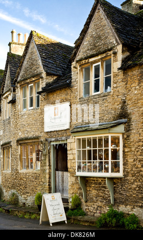Une boutique de cadeaux dans une maison médiévale dans le village de Lacock, Wiltshire Banque D'Images