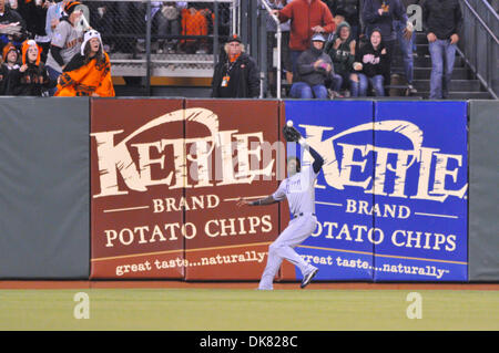 6 juillet 2011 - San Francisco, Californie, États-Unis - San Diego Padres champ centre CAMERON MAYBIN (24) attrape la balle durant le match de mercredi soir à AT&T Park. Les Géants battre les Padres 6-5 en 14 manches. (Crédit Image : © Scott Beley/global/ZUMAPRESS.com) Southcreek Banque D'Images