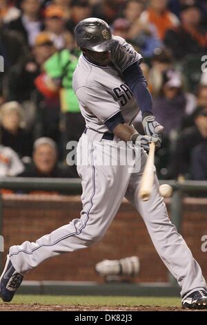 7 juillet 2011 - San Francisco, Californie, États-Unis - San Diego Padres champ centre Cameron Maybin (24) pivote à un lancer au cours de la MLB match entre les Giants de San Francisco et San Diego Padres. Les Giants de San Francisco gagner le match 2-1. (Crédit Image : © Southcreek Dinno Kovic/global/ZUMAPRESS.com) Banque D'Images