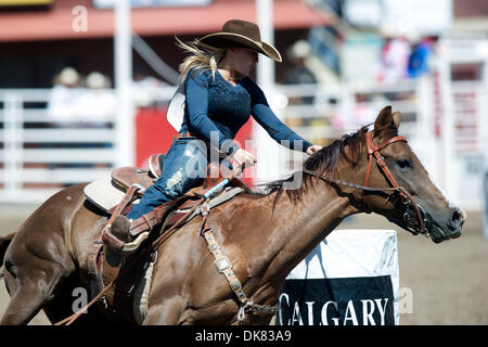 8 juillet 2011 - Calgary, Alberta, Canada - Barrel racer Lauren Byrne de Saskatoon, SK en concurrence dans le cadre du Stampede de Calgary au Stampede Park à Calgary, Alberta, Canada. Byrne a terminé avec un 18.23 pour la 5e place sur la journée. (Crédit Image : © Matt Cohen/ZUMAPRESS.com) Southcreek/mondial Banque D'Images