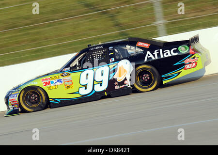 9 juillet 2011 - Sparte, Kentucky, États-Unis - Carl Edwards, conducteur de la (99) Ford Aflac, fait un zoom sur le dos s'étirer au début de l'exécution de la première 400 Quaker State au Kentucky Speedway à Sparte, Kentucky. Kyle Busch a remporté la course après le démarrage sur le poteau. (Crédit Image : © Michael Johnson/ZUMAPRESS.com) Southcreek/mondial Banque D'Images