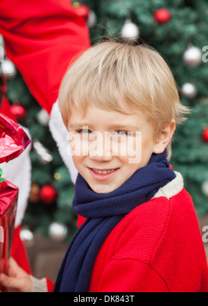 Cute Boy recevant cadeau du Père Noël Banque D'Images