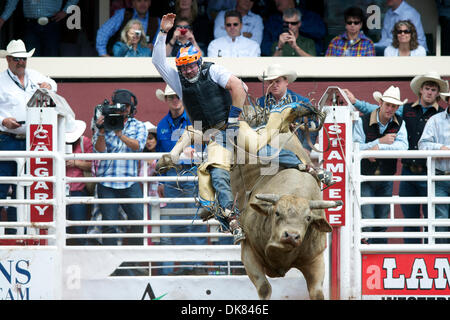 9 juillet 2011 - Calgary, Alberta, Canada - bull rider Austin Meier de Kinta, OK Challenger manèges au Stampede de Calgary, AB, Canada. (Crédit Image : © Matt Cohen/ZUMAPRESS.com) Southcreek/mondial Banque D'Images