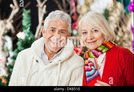 Couple heureux à Noël Store Banque D'Images