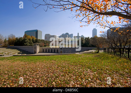 Vue d'automne vers le State Capitol du Bicentenaire Mall, Nashville, Tennessee, USA Banque D'Images