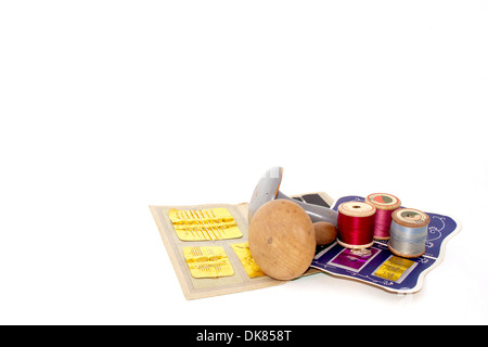 Assortiment d'aiguilles à coudre de reprisage et outils sur les rouleaux de coton Banque D'Images