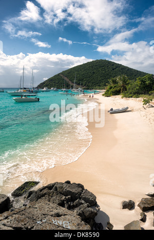 La plage de sable tropical de White Bay sur Jost Van Dyke dans les îles Vierges britanniques dans les Caraïbes. La plage est un arrêt de jour populaire pour les plaisanciers. Connue pour sa vie marine diversifiée et ses récifs coralliens, la région des Caraïbes compte parmi les plages les plus belles et les mieux préservées du monde. Banque D'Images