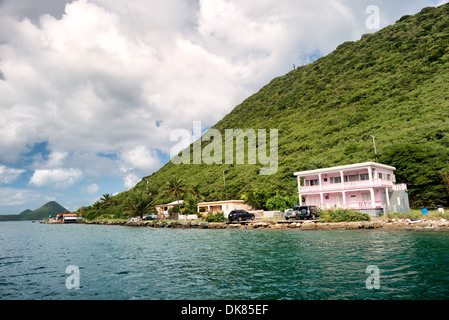 Le front de mer de West End Harbour sur Tortola dans les îles Vierges britanniques. Connue pour sa vie marine diversifiée et ses récifs coralliens, la région des Caraïbes compte parmi les plages les plus belles et les mieux préservées du monde. Banque D'Images