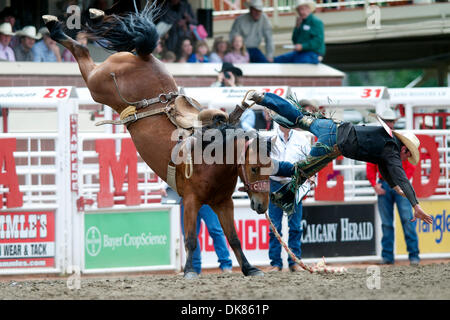 10 juillet 2011 - Calgary, Alberta, Canada - Wyatt Whitney de Charlie Lake, C.-B. s'effectue hors tension pendant le Guerrier Tribal saddle bronc event novice au Stampede de Calgary, AB, Canada. (Crédit Image : © Matt Cohen/ZUMAPRESS.com) Southcreek/mondial Banque D'Images