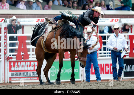 10 juillet 2011 - Calgary, Alberta, Canada - Wyatt Whitney de Charlie Lake, BCgets s'éteint dans le Guerrier Tribal saddle bronc event novice au Stampede de Calgary, AB, Canada. (Crédit Image : © Matt Cohen/ZUMAPRESS.com) Southcreek/mondial Banque D'Images