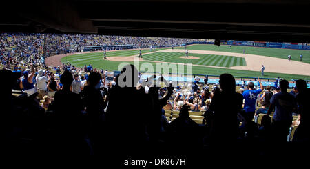 10 juillet 2011 - Los Angeles, Californie, États-Unis d'Amérique - Fans viennent à leurs pieds et de célébrer comme voltigeur de droite des Dodgers de Los Angeles, Andre Ethier (16) complète la troisième base après il a frappé son 8e circuit de la saison pour donner les Dodgers a3-1 plomb, lors d'un match entre l', San Diego Padres et Les Dodgers de Los Angeles au Dodger Stadium. Les Dodgers a vaincu les Padres 4-1 Banque D'Images