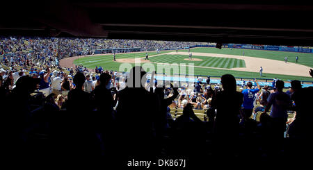 10 juillet 2011 - Los Angeles, Californie, États-Unis d'Amérique - Fans viennent à leurs pieds et de célébrer comme voltigeur de droite des Dodgers de Los Angeles, Andre Ethier (16) complète la troisième base après il a frappé son 8e circuit de la saison pour donner les Dodgers a3-1 plomb, lors d'un match entre l', San Diego Padres et Les Dodgers de Los Angeles au Dodger Stadium. Les Dodgers a vaincu les Padres 4-1 Banque D'Images