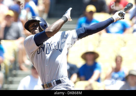 10 juillet 2011 - Los Angeles, Californie, États-Unis d'Amérique - San Diego Padres champ centre Cameron Maybin (24) prend un gros swing sur un lancer dans la deuxième manche, lors d'un match entre l', San Diego Padres et Les Dodgers de Los Angeles au Dodger Stadium. Les Dodgers a vaincu les Padres 4-1 pour terminer un jeu 3 soc pour fin de la première moitié de la Ligue Majeure de Baseball 2011 se Banque D'Images